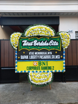 Papan Bunga Duka di Tengah