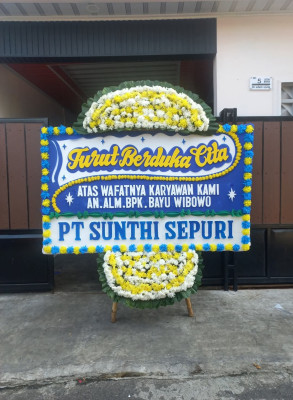 Papan Bunga Duka di Tengah