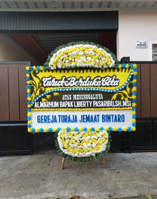 Papan Bunga Duka di Tengah