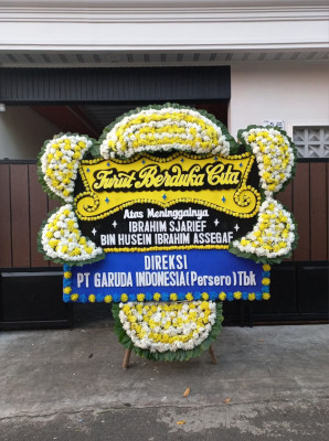 Papan Bunga Duka di Tengah