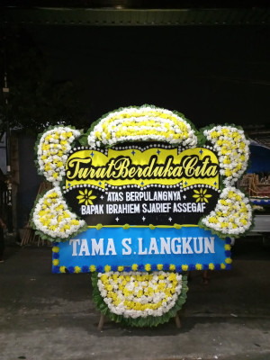 Papan Bunga Duka di Tengah