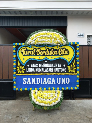 Papan Bunga Duka di Tengah