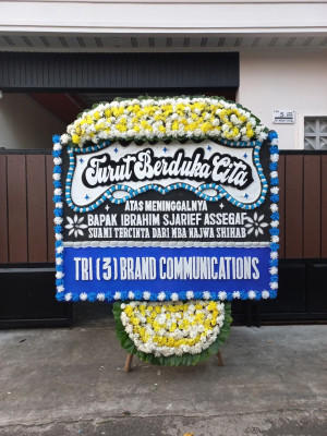 Papan Bunga Duka di Tengah